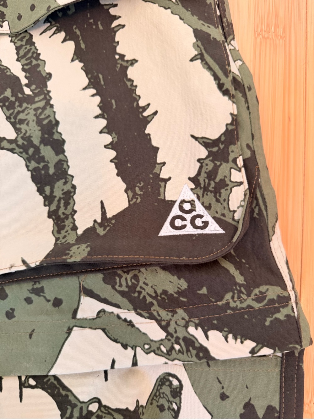 Nike ACG cactus camo pants with green, black, and beige cactus print - Picture 4 of 6